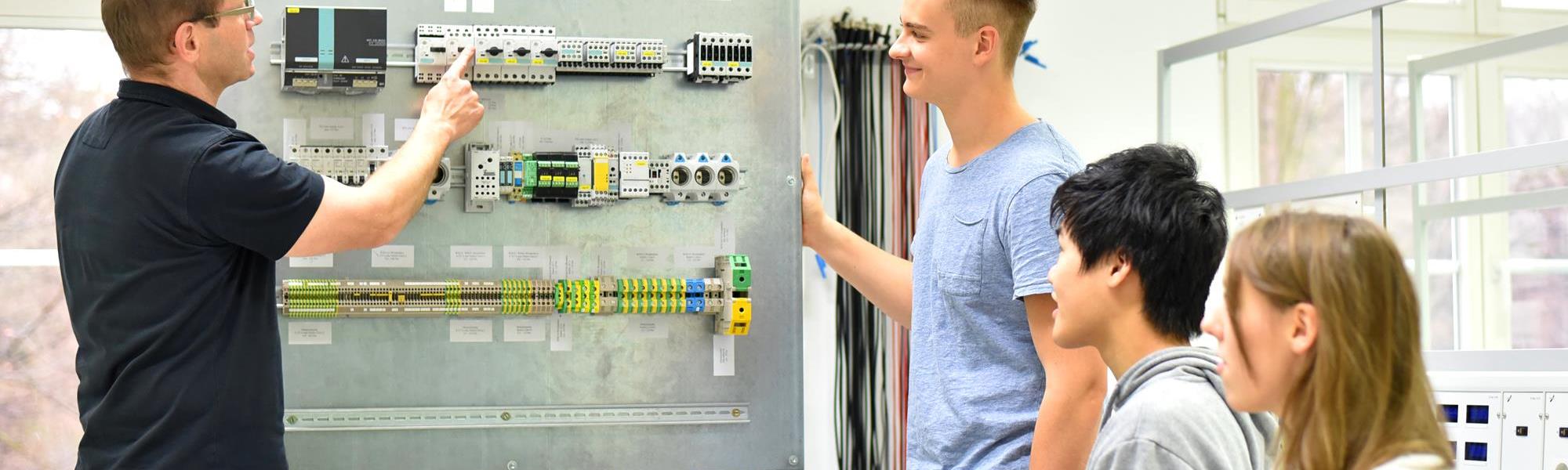 Wir bilden aus! Mach die Lehre als Elektroinstallateur:in bei Elektro Born & Meyer.