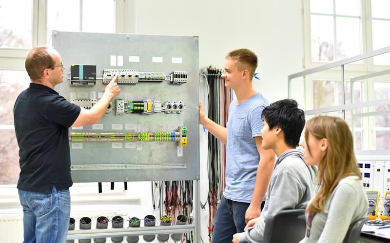 Wir bilden aus! Mach die Lehre als Elektroinstallateur:in bei Elektro Born & Meyer.
