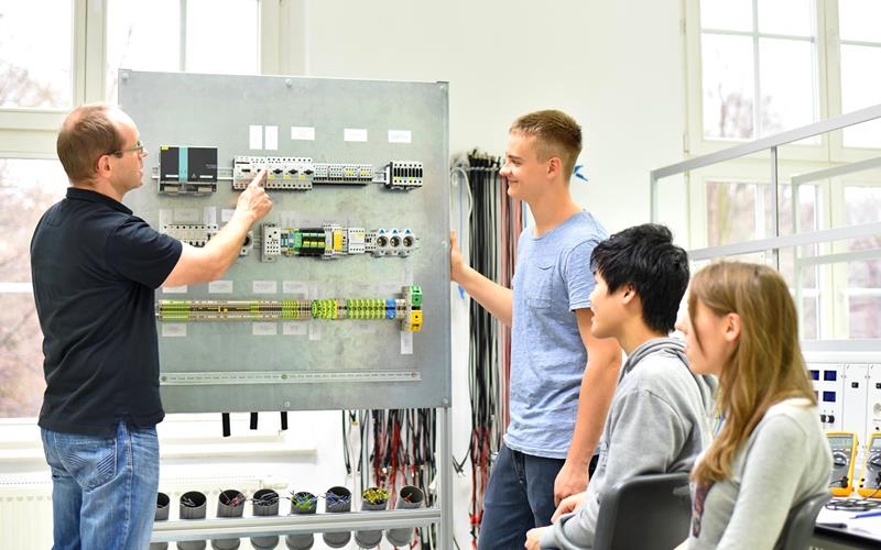 Nous cherchons des apprenti(e)s! Viens faire ton apprentissage en tant qu'électricien(ne) chez Elektro Born & Meyer.